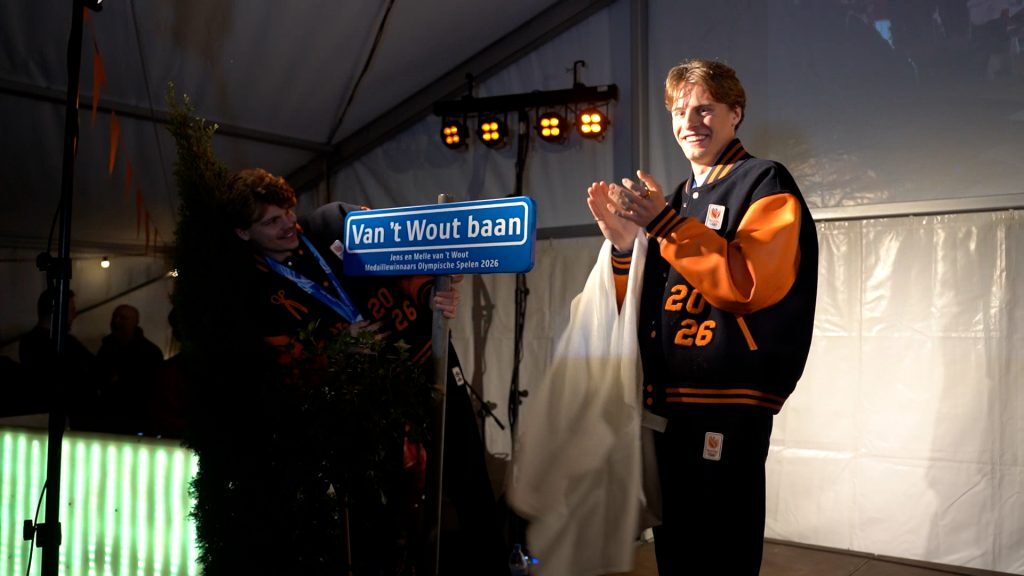 Onthulling van de naam van de ijsbaan in Sintjohannesga